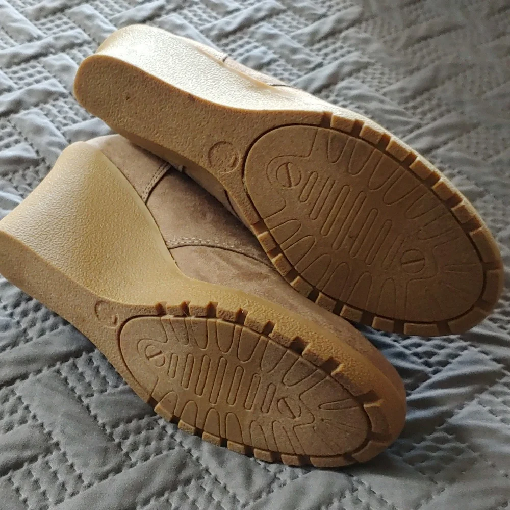White Mountain Wedge Boot - Picture 3 of 6